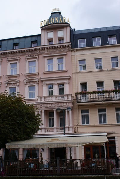 fasad-kolonnada-bristol-group Самые бюджетные санатории и отели в Карловых Варах